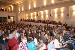 Zdjęcie przedstawiające większą część publiczności na widowni