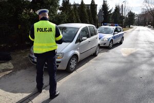 policjanci podczas czynności po zatrzymaniu nietrzeźwego