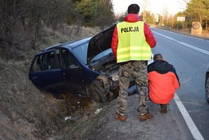policjanci na miejscu kolizji