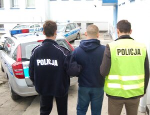 policjanci z zatrzymanym