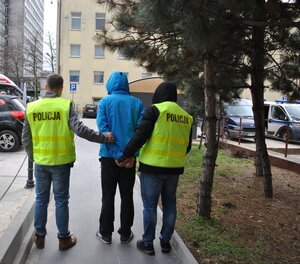 policjanci z zatrzymanym