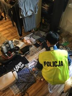 policjanci z zabezpieczonym towarem