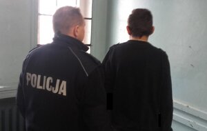 policjanci z zatrzymanym