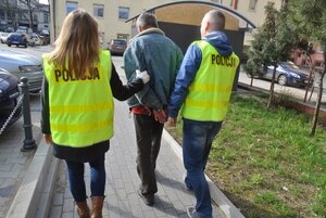 policjanci z zatrzymanym