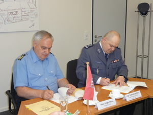 Zdjęcie przedstawiające Prezydenta Policji kraju związkowego Brandenburgii oraz Komendanta Wojewódzkiego Policji w Łodzi w trakcie podpisywania deklaracji o współpracy