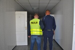 policjanci z zatrzymanym