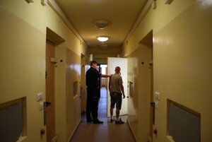 policjant z zatrzymanym