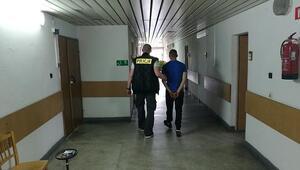 policjant z zatrzymanym