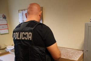 kutnowski policjant zabezpiecza nielegalne papierosy