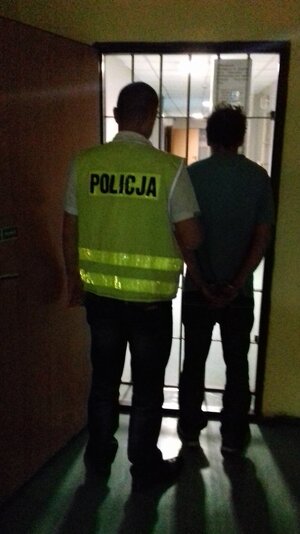 policjant z zatrzymanym