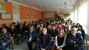 Delegacja niemiecka na zebraniu dla rodziców w sieradzkim gimnazjum