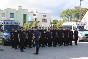 policjanci OPP pomagaja po nawałnicy