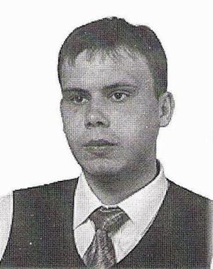 Wizerunek zaginionego mężczyzny ubranego w koszule z krawatem i kamizelką.