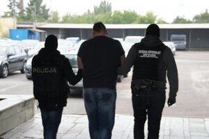 policjanci z zatrzymanym