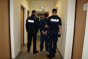 policjanci z zatrzymanym