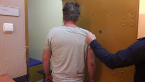 policjant z zatrzymanym