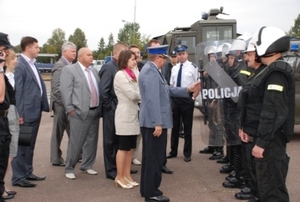 Zdjęcie uczestników w trakcie spotkania w terenie z funkcjonariuszami