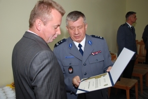 Zdjęcie Generała Dariusza Banachowicza wręczającego certyfikat