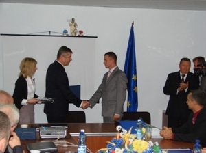 Zdjęcie z uroczystego wręczenia certyfikatów