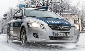 Radiowóz policyjny w śniegu.