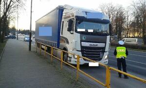 Policjant kontroluje pojazd i kierującego.