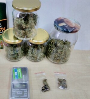 Słoiki z suszem roślinnym , waga.