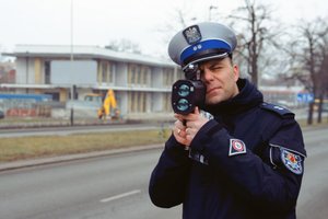 Policjanci kontrolują prędkość i rozdają serduszka
