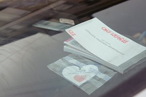 Policjanci kontrolują prędkość i rozdają serduszka
