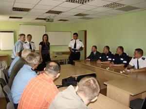 Uczestnicy imprezy w trakcie spotkania na sali wykładowej - konsultacje w grupie
