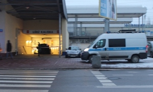 Radiowóz przy dworcu kolejowym.