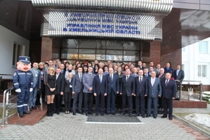Zdjęcie przedstawiające całą grupę uczestników przedsięwzięcia na tle gmachu Ministerstwa Spraw Wewnętrznych Ukrainy