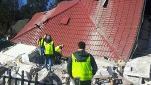 policjanci podczas oględzin zawalonego domu