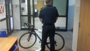 policjant podczas oględzin odzyskanego roweru