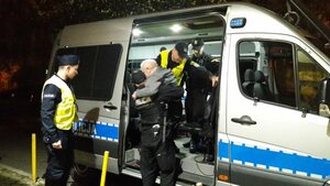 policjanci pomagają przy ewakuacji