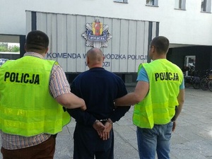 policjanci konwojują zatrzymanego