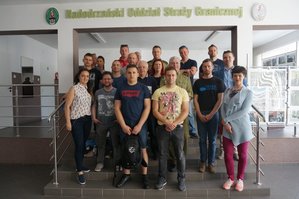 Zdjęcie grupowe w siedzibie nadodrzańskiego oddziału straży granicznej