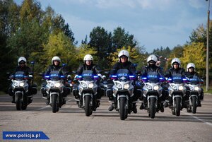 policjanci na motocyklach