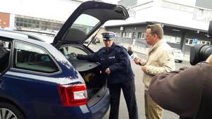 policjantka pokazuje jak bezpiecznie rozmieścić bagaże