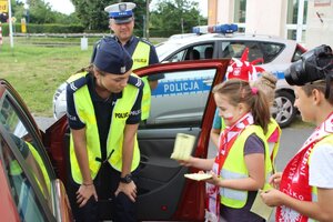 dzieci wręczają żółtą kartkę