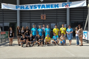 Zdjęcie młodzieży uczestniczącej w inicjatywie - zdjęcie na zewnątrz z banerem "PRZYSTANEK Pat" na górze