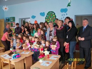 Zdjęcie uczestników warsztatowej części zajęć w przedszkolu wraz z kilkorgiem osób dorosłych - opiekunów i oficjalnych przedstawicieli