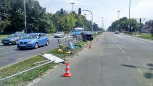 auto wjechało w znak