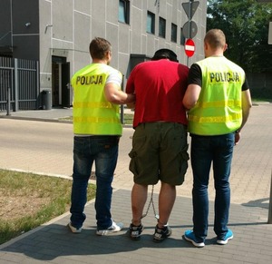 policjanci z zatrzymanym na Dąbrowie 49-latkiem