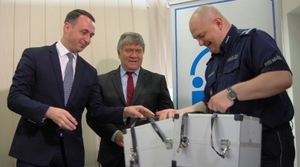 Komendant Wojewódzki Policji odbiera \&amp;quot;walizki edukacyjne\&amp;quot; od Marszałka Województwa