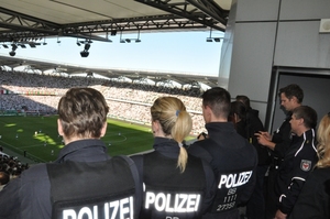Zdjęcia części uczestników imprezy - widok z tyłu z trybuny na stadionie