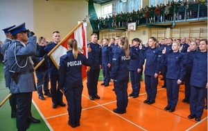 Policjanci składają ślubowanie , hala sportowa.