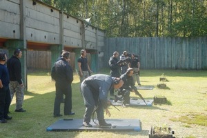 Zdjęcie uczestników ćwiczeń na strzelnicy - w różnych pozycjach