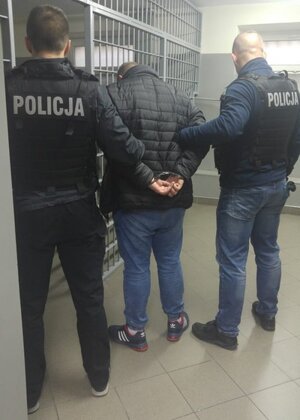 Policjanci z zatrzymanym.