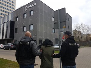 Policjanci z zatrzymaną.