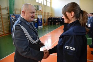 Komendant wojewódzki składa gratulacje policjantce.